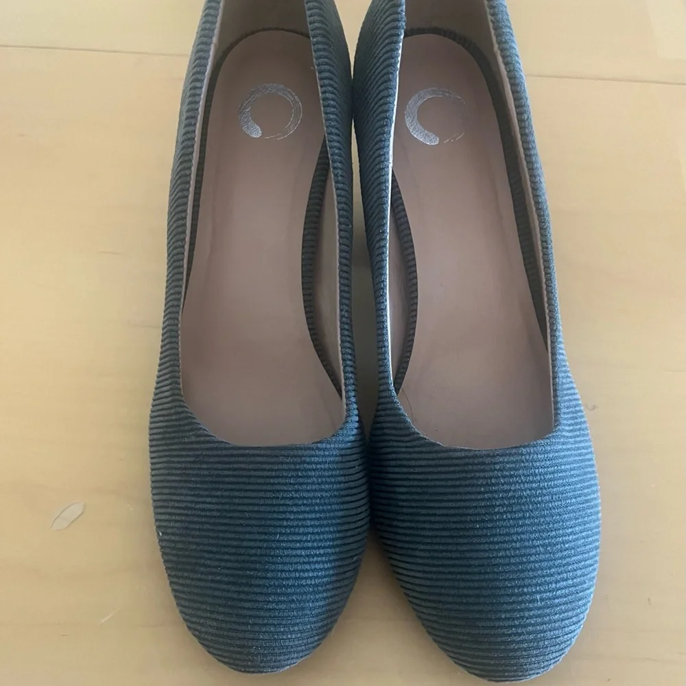 Classic Pointed Toe Block Heel Pumps - Picture 2 of 2